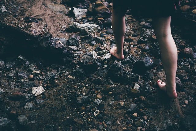 Insicurezza emotiva: cosa significa “ho la sensazione di camminare senza sapere dove mettere i piedi” e come la terapia può aiutarti