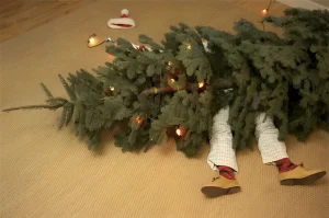 uomo schiacciato da un albero di natale
